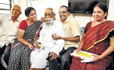 2012ನೇ ಸಾಲಿನ ಪ್ರತಿಷ್ಠಿತ ಜ್ಞಾನಪೀಠ ಪ್ರಶಸ್ತಿಗೆ ಪಾತ್ರರಾದ ತೆಲುಗು ಲೇಖಕ ಡಾ.ರಾವುರಿ ಭಾರದ್ವಾಜ(ಗಡ್ಡಧಾರಿ) ಅವರಿಗೆ ಮನೆಯ ಸದಸ್ಯರು ಸಿಹಿ ತಿನ್ನಿಸಿ ಸಂಭ್ರಮ ಹಂಚಿಕೊಂಡರು	-ಪಿಟಿಐ ಚಿತ್ರ