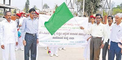 ಮಾಗಡಿ ರಾಹುಲ್ ಗಾಂಧಿ ರೋಡ್ ಷೋನಲ್ಲಿ ಭಾಗವಹಿಸಲು ಮಾಗಡಿಯ ಯುವ ಕಾಂಗ್ರೆಸ್ ಕಾರ್ಯಕರ್ತರು ತೆರಳುತ್ತಿದ್ದ ಬೈಕ್ ಜಾಥಾಕ್ಕೆ ಕೆಪಿಸಿಸಿ ಸದಸ್ಯ ಎ.ಮಂಜುನಾಥ ಚಾಲನೆ ನೀಡಿದರು