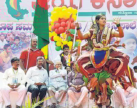 ಬಸವನಗುಡಿ ನ್ಯಾಷನಲ್ ಕಾಲೇಜು ಮೈದಾನದಲ್ಲಿ ನಡೆದ ರ್್ಯಾಲಿಯ ಉದ್ಘಾಟನಾ ಸಮಾರಂಭದಲ್ಲಿ ಕಲಾವಿದರು ವೀರಗಾಸೆ ಪ್ರದರ್ಶಿಸಿದರು. ರಾಜ್ಯ ಸರ್ಕಾರಿ ಪ್ರಾಥಮಿಕ ಶಾಲಾ ಶಿಕ್ಷಕರ ಸಂಘದ ಅಧ್ಯಕ್ಷ ಬಸವರಾಜ್ ಗುರಿಕಾರ್, ಶಿಕ್ಷಣ ತಜ್ಞ ನಿರಂಜನ್ ಆರಾಧ್ಯ, ಸಾಹಿತಿ ಚಂದ್ರಶೇಖರ ಕಂಬಾರ ಚಿತ್ರದಲ್ಲಿದ್ದಾರೆ (ಎಡಚಿತ್ರ) – ಪ್ರಜಾವಾಣಿ ಚಿತ್ರಗಳು