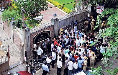 ಬೆಂಗಳೂರಿನ ವಿಜಯನಗರದ ಆದಿಚುಂಚನಗಿರಿ ಶಾಖಾ ಮಠದ ಎದುರು ಜಮಾಯಿಸಿದ್ದ ಜನ.