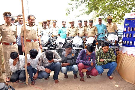 ಆನೇಕಲ್ ತಾಲ್ಲೂಕಿನ ಜಿಗಣಿ, ಎಲೆಕ್ಟ್ರಾನಿಕ್ ಸಿಟಿ ಕೈಗಾರಿಕಾ ಪ್ರದೇಶಗಳಲ್ಲಿ ಸಾರ್ವಜನಿಕರನ್ನು ಸುಲಿಗೆ ಮಾಡುತ್ತಿದ್ದ ಆರು ಜನ ದುಷ್ಕರ್ಮಿಗಳನ್ನು ಜಿಗಣಿ ಪೊಲೀಸರು ಬಂಧಿಸಿದ್ದಾರೆ