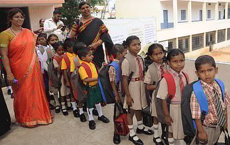 ಬೆಂಗಳೂರು ದಕ್ಷಿಣ ವಲಯ–2 ಕ್ಷೇತ್ರ ಶಿಕ್ಷಣಾಧಿಕಾರಿ ಕಚೇರಿ ವತಿಯಿಂದ ಕಡ್ಡಾಯ ಶಿಕ್ಷಣ ಹಕ್ಕು ಕಾಯ್ದೆಯಡಿ (ಆರ್ಟಿಇ) ವಲಸೆ ಮಕ್ಕಳ ಶಾಲಾ ಸೇರ್ಪಡೆ ಶನಿವಾರ ನಡೆಯಿತು. ಕ್ಷೇತ್ರ ಶಿಕ್ಷಣಾಧಿಕಾರಿ ನಾಗರತ್ನಮ್ಮ ಡಿ. ಚಿತ್ರದಲ್ಲಿದ್ದಾರೆ