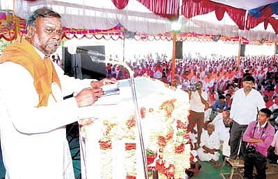 ಬೀದರ್ ಜಿಲ್ಲೆ ಬಸವಕಲ್ಯಾಣದಲ್ಲಿ ಭಾನುವಾರ ಹಮ್ಮಿಕೊಂಡಿದ್ದ ಕಲ್ಯಾಣ ಪರ್ವದ ಎರಡನೇ ದಿನದ ಗೋಷ್ಠಿಯಲ್ಲಿ ಸಚಿವ ಎಚ್.ಆಂಜನೇಯ ಮಾತನಾಡಿದರು