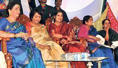 ನಗರದಲ್ಲಿ ಬುಧವಾರ ನಡೆದ `ಡಿ.ಎಸ್- ಮ್ಯಾಕ್ಸ್ ಕಲಾಶ್ರೀ' ಪ್ರಶಸ್ತಿ ಪ್ರದಾನ ಸಮಾರಂಭದಲ್ಲಿ ಪ್ರಶಸ್ತಿ ಸ್ವೀಕರಿಸಿದ ಹಿರಿಯ ನಟಿಯರಾದ ಗಿರಿಜಾ ಲೋಕೇಶ್, ಜಯಂತಿ, ಪದ್ಮಾ ವಾಸಂತಿ, ಎಂ.ಎನ್.ಲಕ್ಷ್ಮೀದೇವಿ, ಲೀಲಾವತಿ ಕಾಣಿಸಿಕೊಂಡಿದ್ದು ಹೀಗೆ