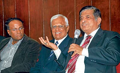 ವಕೀಲರ ಸಂಘ ಬುಧವಾರ ಬೆಂಗಳೂರಿನಲ್ಲಿ ಏರ್ಪಡಿಸಿದ್ದ ಉಪನ್ಯಾಸ ಕಾರ್ಯಕ್ರಮದಲ್ಲಿ ಹೈಕೋರ್ಟ್ ನ್ಯಾಯಮೂರ್ತಿ ಕೆ. ಶ್ರೀಧರ್ ರಾವ್ ಮಾತನಾಡಿದರು. ಬಿಬಿಎಂಪಿ ಆಯುಕ್ತ ಎಂ.ಲಕ್ಷ್ಮೀನಾರಾಯಣ, ಸಂಘದ ಅಧ್ಯಕ್ಷ ಕೆ.ಎನ್.ಸುಬ್ಬಾರೆಡ್ಡಿ ಚಿತ್ರದಲ್ಲಿದ್ದಾರೆ