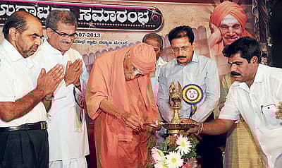 ನಗರದಲ್ಲಿ ಉಜಿರೆ ಎಸ್ಡಿಎಂ ಕಾಲೇಜು ಹಿರಿಯ ವಿದ್ಯಾರ್ಥಿಗಳ ಸಂಘವನ್ನು ತುಮಕೂರು ಸಿದ್ದಗಂಗಾ ಮಠದ ಶಿವಕುಮಾರ ಸ್ವಾಮೀಜಿ ಶನಿವಾರ ಉದ್ಘಾಟಿಸಿದರು. ಸಂಘದ ಅಧ್ಯಕ್ಷ ಎನ್.ಸತ್ಯನಾರಾಯಣ ಹೊಳ್ಳ, ಧರ್ಮಸ್ಥಳದ ಧರ್ಮಾಧಿಕಾರಿ ಡಾ. ಡಿ. ವೀರೇಂದ್ರ ಹೆಗ್ಗಡೆ, ಎಸ್ಡಿಎಂ ಕಾಲೇಜು ಪ್ರಾಂಶುಪಾಲ ಡಾ. ಬಿ. ಯಶೋವರ್ಮ ಚಿತ್ರದಲ್ಲಿದ್ದಾರೆ -ಪ್ರಜಾವಾಣಿ ಚಿತ್ರ