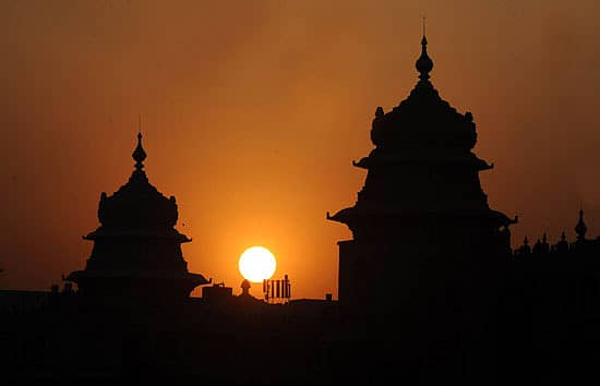 ವಿಕಾಸ ಸೌಧ ಮತ್ತು ವಿಧಾನ ಸೌಧಗಳ ಮಧ್ಯೆ ಸಂಜೆ ಸೂರ್ಯ ತನ್ನ ದಿನಚರಿ ಮುಗಿಸಿ ಕಣ್ಮರೆಯಾಗುವ ಮುನ್ನ ಸೃಷ್ಟಿಸಿದ್ದ ವರ್ಣರಂಜಿತ ಚಿತ್ತಾರ –ಕಿಶೋರ್ ಕುಮಾರ್ ಬೋಳಾರ