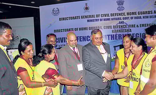ಕೇಂದ್ರ ಗೃಹ ಸಚಿವಾಲಯವು ರಾಜ್ಯ ಗೃಹರಕ್ಷಕ ದಳದ ಸಹಯೋಗದೊಂದಿಗೆ ನಗರದಲ್ಲಿ ಗುರುವಾರ ಆಯೋಜಿಸಿದ್ದ ‘ಪೌರ ರಕ್ಷಣೆ’ ವಿಷಯ ಕುರಿತ ಕಾರ್ಯಾಗಾರದ ಉದ್ಘಾಟನಾ ಸಮಾರಂಭದಲ್ಲಿ ಅಗ್ನಿಶಾಮಕ ಮತ್ತು ತುರ್ತು ಸೇವೆಗಳ ಇಲಾಖೆ ಡಿಜಿಪಿ ಓಂಪ್ರಕಾಶ್ ಅವರು ಪೌರರಕ್ಷಕರಿಗೆ ಹಸ್ತಲಾಘವ ನೀಡಿದರು. ಗೃಹ ಇಲಾಖೆ ಹೆಚ್ಚುವರಿ ಮುಖ್ಯ ಕಾರ್ಯದರ್ಶಿ ಎಸ್.ಕೆ.ಪಟ್ಟನಾಯಕ್ ಚಿತ್ರದಲ್ಲಿದ್ದಾರೆ – ಪ್ರಜಾವಾಣಿ ಚಿತ್ರ