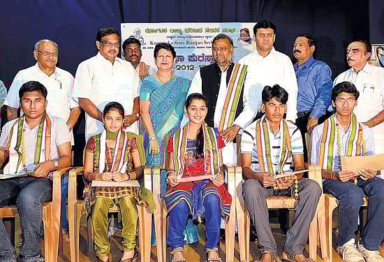 ‘ಕರ್ನಾಟಕ ರಾಜ್ಯ ಹರಿಜನ ಸೇವಕ ಸಂಘ’ದ ವತಿಯಿಂದ ನಗರದಲ್ಲಿ ಶನಿವಾರ ಆಯೋಜಿಸಿದ್ದ ಪ್ರತಿಭಾ ಪುರಸ್ಕಾರ ಸಮಾರಂಭದಲ್ಲಿ ವಿದ್ಯಾರ್ಥಿಗಳಾದ ವಿನೋದ್ ಕುಮಾರ್, ಗೌತಮಿ ಎಂ.ಸಿ, ಸುಷ್ಮಿತಾ, ಸಂತೋಷ್ ಕುಮಾರ್ ಹಾಗೂ ತೇಜೇಶ್ ಅವರನ್ನು ಸಮಾಜ ಕಲ್ಯಾಣ ಸಚಿವ ಎಚ್.ಆಂಜನೇಯ ಸನ್ಮಾನಿಸಿದರು. ಮಾಜಿ ಮೇಯರ್ ಪಿ.ಆರ್.ರಮೇಶ್, ಸಂಘದ ಗೌರವ ಅಧ್ಯಕ್ಷೆ ಪ್ರೇಮಾ ಕಾರಿಯಪ್ಪ ಚಿತ್ರದಲ್ಲಿದ್ದಾರೆ –ಪ್ರಜಾವಾಣಿ ಚಿತ್ರ .