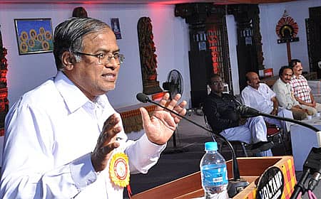 ಮೂಡುಬಿದಿರೆಯಲ್ಲಿ ನಡೆಯುತ್ತಿರುವ ವಿಶ್ವ ನುಡಿಸಿರಿ ಸಮ್ಮೇಳನದಲ್ಲಿ ಶನಿವಾರ ರಾಜಕಾರಣ ಕುರಿತ ವಿಚಾರಗೋಷ್ಠಿಯಲ್ಲಿ ಬಿಜೆಪಿ ವಕ್ತಾರ ಎಸ್‌. ಸುರೇಶ್‌ಕುಮಾರ್‌ ಮಾತನಾಡಿದರು. ಸಮ್ಮೇಳನಾಧ್ಯಕ್ಷ ಡಾ.ಬಿ.ಎ.ವಿವೇಕ ರೈ, ಎಂ.ಸಿ.ನಾಣಯ್ಯ, ಬಿ.ಎಲ್‌. ಶಂಕರ್‌ ಮತ್ತು ಮೋಹನ ಆಳ್ವ ಅವರೂ ಇದ್ದಾರೆ.