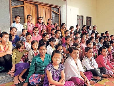 ಸುತ್ತೂರು ಶಾಲೆಯಲ್ಲಿ ಕಲಿಯುತ್ತಿರುವ ಮೇಘಾಲಯ, ಮಣಿಪುರ ಹಾಗೂ ಜಾರ್ಖಂಡ್ ವಿದ್ಯಾರ್ಥಿನಿಯರು.