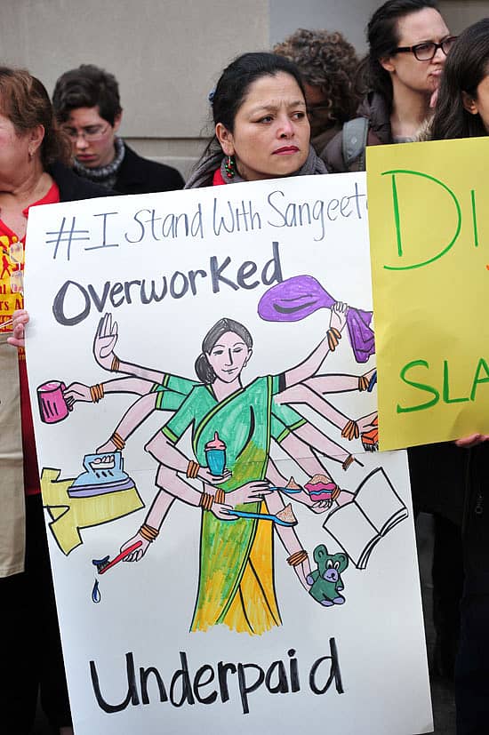 ಭಾರತದ ರಾಜತಾಂತ್ರಿಕ ಅಧಿಕಾರಿ ದೇವಯಾನಿ ಖೋಬ್ರಾಗಡೆ ಅವರಿಂದ ಅನ್ಯಾಯಕ್ಕೊಳಗಾಗಿದ್ದಾರೆ ಎನ್ನಲಾದ ಸಂಗೀತಾ ಅವರನ್ನು ಬೆಂಬಲಿಸಿ ನ್ಯೂಯಾರ್ಕ್ನಲ್ಲಿರುವ ಭಾರತದ ಕಾನ್ಸುಲ್ ಕಚೇರಿ ಎದುರು ಅಮೆರಿಕ ಮನೆ ಕೆಲಸದವರ ಸಂಘಟನೆಗಳ ಸದಸ್ಯರು ಪ್ರತಿಭಟನೆ ನಡೆಸಿದರು -- – ಎಎಫ್ಪಿ ಚಿತ್ರ.