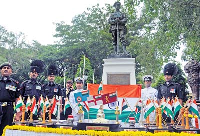 ಸಿಟಿಜೆನ್ಸ್ ಸೊಸೈಟಿ ಆಫ್ ಇಂಡಿಯಾ ಸಂಸ್ಥೆಯು ನಗರದ ರಾಷ್ಟ್ರೀಯ ಸೈನಿಕ ಸ್ಮಾರಕದಲ್ಲಿ ಸೋಮವಾರ ಆಯೋಜಿಸಿದ್ದ ಕಾರ್ಗಿಲ್ ವಿಜಯ ದಿನದ ಅಂಗವಾಗಿ `ಶ್ರದ್ಧಾ ಸುಮನ ಕಳಸ' ಕ್ಕೆ ಸೈನಿಕರು ಶ್ರದ್ಧಾಂಜಲಿ ಸಲ್ಲಿಸಿದರು 	-ಪ್ರಜಾವಾಣಿ ಚಿತ್ರ