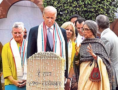 ಭಾರತ ಪ್ರವಾಸದಲ್ಲಿರುವ ಅಮೆರಿಕದ ಉಪಾಧ್ಯಕ್ಷ ಜಾಯ್ ಬಿಡೆನ್ ಅವರು ಸೋಮವಾರ ನವದೆಹಲಿಯಲ್ಲಿರುವ ಮಹಾತ್ಮ ಗಾಂಧಿ ಸ್ಮೃತಿ ವಸ್ತುಸಂಗ್ರಹಾಲಯಕ್ಕೆ ಭೇಟಿ ನೀಡಿದರು. ಬಿಡೆನ್ ಅವರ ಪತ್ನಿ ಜಿಲ್, ಭಾರತದಲ್ಲಿನ ಅಮೆರಿಕದ ರಾಯಭಾರಿ ನ್ಯಾನ್ಸಿ ಪೊವೆಲ್ ಹಾಗೂ ಗಾಂಧಿ ಅವರ ಮೊಮ್ಮಗಳು ತಾರಾ ಗಾಂಧಿ ಭಟ್ಟಾಚಾರ್ಜಿ ಉಪಸ್ಥಿತರಿದ್ದರು -ಎಎಫ್ಪಿ ಚಿತ್ರ