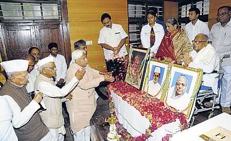 ನಗದರಲ್ಲಿ ಭಾನುವಾರ ನಡೆದ ಕಾರ್ಯಕ್ರಮದಲ್ಲಿ  ಗ್ರಾಮೀಣಾಭಿವೃದ್ಧಿ ಹಾಗೂ ಪಂಚಾಯತ್ ರಾಜ್ ಸಚಿವ ಎಚ್.ಕೆ. ಪಾಟೀಲ್, ಕರ್ನಾಟಕ ಗಾಂಧಿ ಸ್ಮಾರಕನಿಧಿ ಅಧ್ಯಕ್ಷ ಡಾ. ಹೊ. ಶ್ರೀನಿವಾಸಯ್ಯ ಹಾಗೂ ವಿಧಾನ ಸಭೆಯ ಮಾಜಿ ಸಭಾಧ್ಯಕ್ಷ ಬಿ.ಜಿ.ಬಣಕಾರ್   ಅವರು ಮೈಲಾರ ಮಹದೇವ್ ಮತ್ತು ಇತರ ಸ್ವಾತಂತ್ರ್ಯ ಹೋರಾಟಗಾರರ ಭಾವಚಿತ್ರಕ್ಕೆ ಪುಷ್ಪ ನಮನ ಸಲ್ಲಿಸಿದರು. ಡಾ.ಪಾಟೀಲ ಪುಟ್ಟಪ್ಪ, ಮೈಲಾರಪ್ಪ ಅವರ ಪುತ್ರಿ ಕಸ್ತೂರಿ ಚಿತ್ರದಲ್ಲಿದ್ದಾರೆ	-ಪ್ರಜಾವಾಣಿ ಚಿತ್ರ