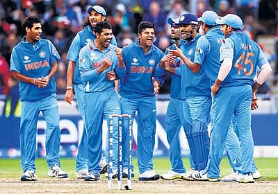 ಏಕದಿನ ಚಾಂಪಿಯನ್ನರು... ಇಂಗ್ಲೆಂಡ್ ತಂಡವನ್ನು 5 ರನ್ಗಳಿಂದ ಬಗ್ಗುಬಡಿದು ಐಸಿಸಿ ಚಾಂಪಿಯನ್ಸ್ ಟ್ರೋಫಿ ಏಕದಿನ ಕ್ರಿಕೆಟ್ ಟೂರ್ನಿಯಲ್ಲಿ ಚಾಂಪಿಯನ್ ಆದ ಭಾರತ ತಂಡದ ಆಟಗಾರರು ಸಂಭ್ರಮಿಸಿದ ಪರಿ - ರಾಯಿಟರ್ಸ್ ಚಿತ್ರ