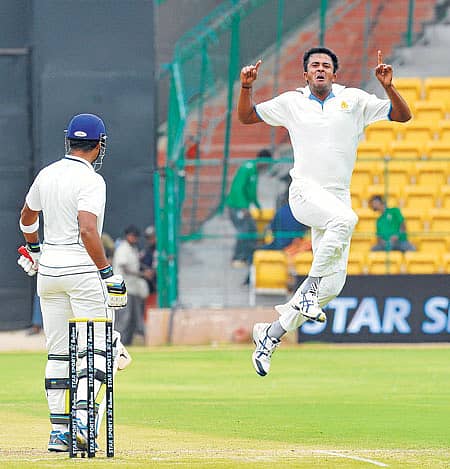 ಚಿನ್ನಸ್ವಾಮಿ ಕ್ರೀಡಾಂಗಣದಲ್ಲಿ ನಡೆಯುತ್ತಿರುವ ರಣಜಿ ಟ್ರೋಫಿ ಕ್ರಿಕೆಟ್ ಪಂದ್ಯದಲ್ಲಿ ಸೋಮವಾರ ಮುಂಬೈ ತಂಡದ ಆದಿತ್ಯ ತಾರೆ ವಿಕೆಟ್ ಪಡೆದ ಕರ್ನಾಟಕದ ಎಚ್.ಎಸ್. ಶರತ್ ಸಂಭ್ರಮಿಸಿದ ಕ್ಷಣ ಪ್ರಜಾವಾಣಿ ಚಿತ್ರ: ಆರ್. ಶ್ರೀಕಂಠ ಶರ್ಮ