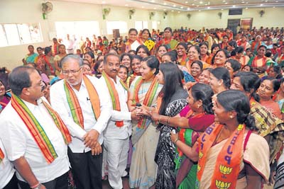 ನಗರದ ದೇವಾಂಗ ಸಮುದಾಯ ಭವನದಲ್ಲಿ ಸೋಮವಾರ ನಡೆದ ಬೆಂಗಳೂರು ಕೇಂದ್ರ ಲೋಕಸಭಾ ಬಿಜೆಪಿ ಮಹಿಳಾ ಸಮಾವೇಶದಲ್ಲಿ ಶಾಸಕರಾದ ಅರವಿಂದ ಲಿಂಬಾವಳಿ, ಸುರೇಶ್ಕುಮಾರ್, ಬಿಜೆಪಿ ಅಭ್ಯರ್ಥಿ ಪಿ.ಸಿ. ಮೋಹನ್ ಮತ್ತು ಚಿತ್ರನಟಿ ತಾರಾ ಅನೂರಾಧ, ಶಿಲ್ಪಾ ಗಣೇಶ್ ಭಾಗವಹಿಸಿದ್ದರು.
