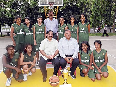 ಬೆಂಗಳೂರಿನಲ್ಲಿ ಸೋಮವಾರ ಕೊನೆಗೊಂಡ ರಾಜ್ಯ ಶಾಲಾ ಬ್ಯಾಸ್ಕೆಟ್‌ಬಾಲ್ ಲೀಗ್ ಟೂರ್ನಿಯಲ್ಲಿ ಚಾಂಪಿಯನ್ ಆದ ಬಿಷಪ್ ಕಾಟನ್ಸ್ ಬಾಲಕಿಯರ ತಂಡ. ಕುಳಿತವರು (ಎಡದಿಂದ): ಶ್ರೀಲಕ್ಷ್ಮಿ, ವರ್ಷಿಣಿ, ಕೆ.ಗೋವಿಂದರಾಜ್ (ವಿಧಾನ ಪರಿಷತ್ ಸದಸ್ಯ ಹಾಗೂ ಕೆಒಎ ಅಧ್ಯಕ್ಷ), ಓಂ ಪ್ರಕಾಶ್ (ಕೆಎಸ್‌ಬಿಬಿಎ ಅಧ್ಯಕ್ಷ), ಮರ್ಸಿ ವಿಲ್ಸನ್ ಹಾಗೂ ಅನು. ನಿಂತವರು: ಶಾನೀಸ್, ಮರಿಯಮ್, ಲೋಪಮುದ್ರಾ, ಆರ್ಥರ್ (ಕೋಚ್), ಅಕ್ಸಾ, ಕೃತಿ ಹಾಗೂ ನಯನತಾರಾ