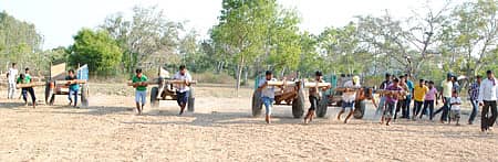ಮದ್ದೂರು ತಾಲ್ಲೂಕು ಬೆಳತೂರು ಗ್ರಾಮದಲ್ಲಿ ಮಂಗಳವಾರ ಆಬಲವಾಡಿ ರಾಹುಲ್ ದ್ರಾವಿಡ್ ಕ್ರೀಡಾ ಬಳಗ ಆಯೋಜಿಸಿದ್ದ ‘ಎತ್ತಿನಗಾಡಿ ಎಳೆಯುವ ಸ್ಪರ್ಧೆ’ಯಲ್ಲಿ ವಿದ್ಯಾರ್ಥಿಗಳು ಹಾಗೂ ಗ್ರಾಮಸ್ಥರು ಸಂಭ್ರಮದಿಂದ ಪಾಲ್ಗೊಂಡರು