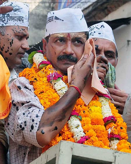 ವಾರಾಣಸಿಯಲ್ಲಿ ಮಂಗಳವಾರ ಪ್ರಚಾರ ನಡೆಸುತ್ತಿದ್ದ ಎಎಪಿ ಮುಖ್ಯಸ್ಥ ಅರವಿಂದ ಕೇಜ್ರಿವಾಲ್‌ ಅವರ ಮೇಲೆ  ಬಿಜೆಪಿ ಕಾರ್ಯಕರ್ತರು ಮೊಟ್ಟೆ ಎಸೆದು, ಕಪ್ಪು ಮಸಿ ಚೆಲ್ಲಿದರು 	– ಪಿಟಿಐ ಚಿತ್ರ