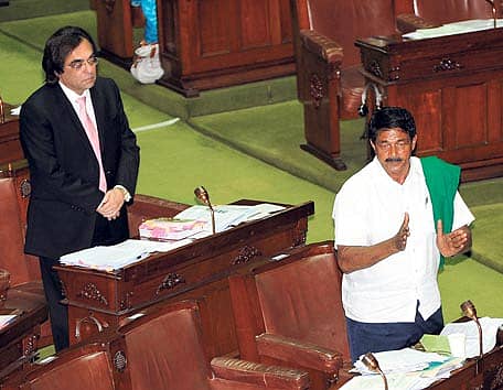 ವಿಧಾನಸಭೆಯಲ್ಲಿ ಮಂಗಳವಾರ ಬಜೆಟ್‌ ಕುರಿತ ಚರ್ಚೆಯಲ್ಲಿ ಶಾಸಕ ಪುಟ್ಟಣ್ಣಯ್ಯ ಮಾತನಾಡಿದರು. ಶಾಸಕ ಅಶೋಕ್‌ ಖೇಣಿ ಉಪಸ್ಥಿತರಿದ್ದರು 	–ಪ್ರಜಾವಾಣಿ ಚಿತ್ರ