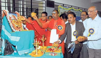 ಎಲ್.ಜಿ.ಹಾವನೂರು ವಿಚಾರ ವೇದಿಕೆಯು ನಗರದಲ್ಲಿ ಮಂಗಳವಾರ ಆಯೋಜಿಸಿದ್ದ ‘ಎಲ್.ಜಿ.ಹಾವನೂರ ಅವರ 88 ನೇ ಜಯಂತಿ ಆಚರಣೆ’ ಕಾರ್ಯಕ್ರಮದಲ್ಲಿ ಹಾವನೂರು ಅವರ ಭಾವಚಿತ್ರಕ್ಕೆ ರಾಜನಹಳ್ಳಿಯ ವಾಲ್ಮೀಕಿ ಗುರು ಪೀಠದ ವಾಲ್ಮೀಕಿ ಪ್ರಸನ್ನಾನಂದ ಸ್ವಾಮೀಜಿ, ಚಿತ್ರದುರ್ಗದ ಛಲವಾದಿ ಗುರುಪೀಠದ ಬಸವನಾಗಿ ದೇವ ಸ್ವಾಮೀಜಿ, ವಕೀಲ ಸತೀಶ್ ದೊಡ್ಡಮನಿ, ಹಿರಿಯ ವಕೀಲ ಎ.ಕೆ.ಸುಬ್ಬಯ್ಯ ಪುಷ್ಪನಮನ ಸಲ್ಲಿಸಿದರು – ಪ್ರಜಾವಾಣಿ ಚಿತ್ರ