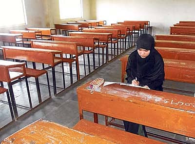 ಆಳಂದ ಪಟ್ಟಣದ ಡಾ.ಆರ್ಎಂಎಲ್ ಪಿಯು ಕಾಲೇಜು ಪರೀಕ್ಷಾ ಕೇಂದ್ರದಲ್ಲಿ ಮಂಗಳವಾರ ವಿದ್ಯಾರ್ಥಿನಿಯೊಬ್ಬಳು ಉರ್ದು ಪತ್ರಿಕೆಯ ಪರೀಕ್ಷೆ ಬರೆದಳು