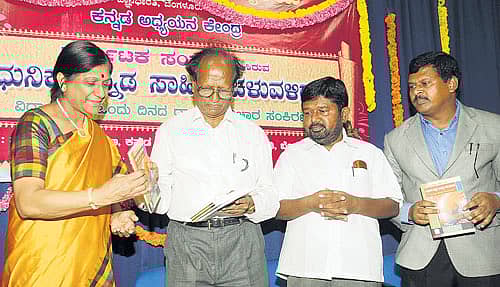 ಬೆಂಗಳೂರು ವಿಶ್ವವಿದ್ಯಾಲಯದ ಕನ್ನಡ ಅಧ್ಯಯನ ಕೇಂದ್ರವು ನಗರದಲ್ಲಿ ಸೋಮವಾರ ಆಯೋಜಿಸಿದ್ದ  ‘ಆಧುನಿಕ ಕನ್ನಡ ಸಾಹಿತ್ಯ ಚಳವಳಿಗಳು’ ವಿಚಾರಸಂಕಿರಣದಲ್ಲಿ ಸಾಹಿತಿ ಪ್ರೊ.ಚಂದ್ರಶೇಖರ ಪಾಟೀಲ ಅವರು ವಿದ್ಯಾರ್ಥಿಗಳ  ವಿಮರ್ಶಾ ಲೇಖನ ಪುಸ್ತಕವನ್ನು ಬಿಡುಗಡೆ ಮಾಡಿ, ರಿಜಿಸ್ಟ್ರಾರ್‌ ಪ್ರೊ.ಕೆ.ಕೆ.ಸೀತಮ್ಮ ಅವರಿಗೆ ಹಸ್ತಾಂತರಿಸಿದರು. ಕವಿ ಡಾ.ಸಿದ್ದಲಿಂಗಯ್ಯ, ಕೇಂದ್ರದ ನಿರ್ದೇಶಕ ಡಾ.ಸಿ.ಬಿ.ಹೊನ್ನುಸಿದ್ದಾರ್ಥ ಇದ್ದಾರೆ	––ಪ್ರಜಾವಾಣಿ ಚಿತ್ರ