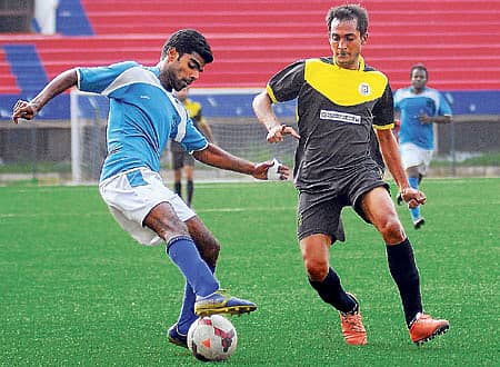 ಸೂಪರ್ ಡಿವಿಷನ್ ಫುಟ್ಬಾಲ್ ಪಂದ್ಯದಲ್ಲಿ ಸೋಮವಾರ ಆರ್ಡಬ್ಲ್ಯುಎಫ್ ತಂಡದ ರಾಜೇಶ್, ಜವಾಹರ ಯೂನಿಯನ್ನ ನೀರವ್ ಚೆಂಡಿನ ಮೇಲೆ ನಿಯಂತ್ರಣ ಸಾಧಿಸಲು ಪೈಪೋಟಿ ನಡೆಸಿದ ಕ್ಷಣ –ಪ್ರಜಾವಾಣಿ ಚಿತ್ರ