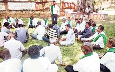 ಶ್ರೀರಂಗಪಟ್ಟಣದಲ್ಲಿ ಗುರುವಾರ ನಡೆದ ರೈತ ಸಂಘದ ಭಿನ್ನರ ಗುಂಪಿನ ಸಭೆಯಲ್ಲಿ ತಾಲ್ಲೂಕು ಘಟಕದ ಮಾಜಿ ಅಧ್ಯಕ್ಷ ಮೇಳಾಪುರ ಸ್ವಾಮಿಗೌಡ ಮಾತನಾಡಿದರು.