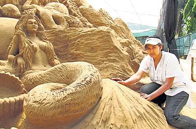 ಜಲಪ್ರಪಂಚ ಪರಿಕಲ್ಪನೆಯಡಿ ಮೂಡಿಬಂದಿರುವ ಮತ್ಸ್ಯಕನ್ಯೆ ಮರಳುಶಿಲ್ಪದ ಜತೆ ಕಲಾವಿದೆ  ಎಂ.ಎನ್‌. ಗೌರಿ