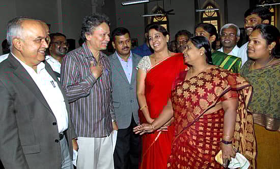 ಬೆಂಗಳೂರು ವಿಶ್ವವಿದ್ಯಾಲಯದ ಕನ್ನಡ ಅಧ್ಯಯನ ಕೇಂದ್ರ ಮತ್ತು ವಿಶ್ವವಿದ್ಯಾಲಯದ ಕಾಲೇಜು ಕನ್ನಡ ಅಧ್ಯಾಪಕರ ಒಕ್ಕೂಟವು ನಗರದಲ್ಲಿ ಶುಕ್ರವಾರ ಏರ್ಪಡಿಸಿದ್ದ ‘ಕನ್ನಡ ಅಧ್ಯಾಪಕರ ಸಮಾವೇಶ’ದಲ್ಲಿ ಸಾಹಿತಿ ಪ್ರೊ.ಬರಗೂರು ರಾಮಚಂದ್ರಪ್ಪ ಅವರು ಅಧ್ಯಾಪಕರ ಜೊತೆಗೆ ಸಮಾಲೋಚನೆ ನಡೆಸಿದರು. ಬೆಂಗಳೂರು ವಿಶ್ವವಿದ್ಯಾಲಯದ ಕುಲಪತಿ ಪ್ರೊ.ಬಿ.ತಿಮ್ಮೇಗೌಡ, ಕನ್ನಡ ಅಧ್ಯಯನ ಕೇಂದ್ರದ ನಿರ್ದೇಶಕ ಡಾ.ಸಿ.ಬಿ.ಹೊನ್ನುಸಿದ್ಧಾರ್ಥ್ ಮತ್ತಿತರರು ಚಿತ್ರದಲ್ಲಿದ್ದಾರೆ –ಪ್ರಜಾವಾಣಿ ಚಿತ್ರ.