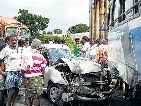 ಗೋಸಾಯಿ ಮಠದ ಸುರೇಶ್ವರಾನಂದ ಭಾರತಿ ಸ್ವಾಮೀಜಿ ಅವರು ಪ್ರಯಾಣಿಸುತ್ತಿದ್ದ ಕಾರು