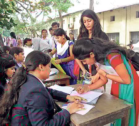 ನಗರದ ಮಹಾರಾಣಿ ಕಲಾ ಮತ್ತು ವಾಣಿಜ್ಯ ಕಾಲೇಜಿನಲ್ಲಿ ಶನಿವಾರ ಏರ್ಪಡಿಸಿದ್ದ ಉದ್ಯೋಗ ಮೇಳದಲ್ಲಿ ಹೆಸರು ನೋಂದಾಯಿಸಿಕೊಂಡ ಉದ್ಯೋಗಾಕಾಂಕ್ಷಿಗಳು	–ಪ್ರಜಾವಾಣಿ ಚಿತ್ರ