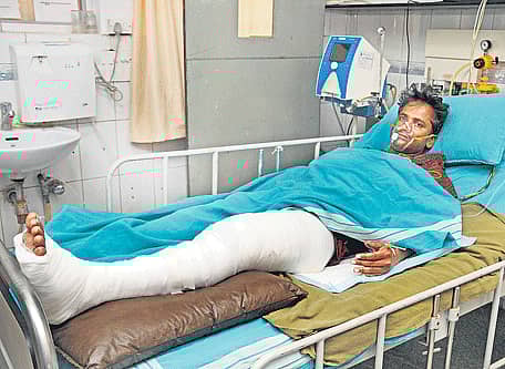 ಶಾಂತಿನಗರ ಡಿಪೊದಲ್ಲಿ ಶುಕ್ರವಾರ ಬೆಳಿಗ್ಗೆ ಬಿಎಂಟಿಸಿ ಬಸ್ ಹರಿದು ಗಾಯಗೊಂಡ ಚಾಲಕ ಹಾಗೂ ನಿರ್ವಾಹಕರಾದ ಸಲೀಂ ಅವರು ಹಾಸ್ಮ್ಯಾಟ್ ಆಸ್ಪತ್ರೆಯಲ್ಲಿ ಚಿಕಿತ್ಸೆ ಪಡೆಯುತ್ತಿದ್ದಾರೆ – ಪ್ರಜಾವಾಣಿ ಚಿತ್ರ