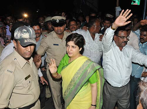 ಕೆಎಸ್‌ಆರ್‌ಪಿ ಕಮಾಂಡೆಂಟ್ ಸೋನಿಯಾ ನಾರಂಗ್‌ ಅವರು ಸಿಬ್ಬಂದಿಯ ಮನವೊಲಿಸಲು ಸ್ಥಳಕ್ಕಾಗಮಿಸಿದರು  –ಪ್ರಜಾವಾಣಿ ಚಿತ್ರ