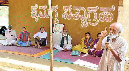 ಸತ್ಯಾಗ್ರಹದಲ್ಲಿ ರಂಗಕರ್ಮಿ ಹಾಗೂ ಚರಕ ಸಂಸ್ಥೆಯ ಮುಖ್ಯಸ್ಥ ಪ್ರಸನ್ನ ಮಾತನಾಡಿದರು. ಗುಂಡಣ್ಣ, ಅಗ್ರಹಾರ ಕೃಷ್ಣಮೂರ್ತಿ, ನಾ.ಡಿಸೋಜ, ಕಡಿದಾಳು ಶಾಮಣ್ಣ, ಸವಿತಾ ನಾಗಭೂಷಣ್, ಗೀತಾರಾವ್‌ ಉಪಸ್ಥಿತರಿದ್ದರು