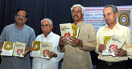 ಅಂಕಿತ ಪುಸ್ತಕ ಪ್ರಕಾಶನವು ನಗರದಲ್ಲಿ ಈಚೆಗೆ ಆಯೋಜಿಸಿದ್ದ ಕಾರ್ಯಕ್ರಮದಲ್ಲಿ ‘ನಾದಗಳು ನುಡಿಯಾಗಲೇ’ ಹಾಗೂ ‘ ಇನ್ ಸರ್ಚ್ ಆಫ್ ಶಿವ–ಪುರ ಡಾ. ಚಂದ್ರಶೇಖರ ಕಂಬಾರ’ ಕೃತಿಗಳನ್ನು ವಿಮರ್ಶಕ ಡಾ.ರಾಜೇಂದ್ರ ಚೆನ್ನಿ ಬಿಡುಗಡೆ ಮಾಡಿದರು. ಹಿರಿಯ ಸಾಹಿತಿ ಡಾ.ಚಂದ್ರಶೇಖರ ಕಂಬಾರ, ವಿಮರ್ಶಕರಾದ ಡಾ.ಗಿರಡ್ಡಿ ಗೋವಿಂದರಾಜ, ಡಾ.ಸಿ.ಎನ್.ರಾಮಚಂದ್ರನ್ ಅವರು ಇದ್ದಾರೆ