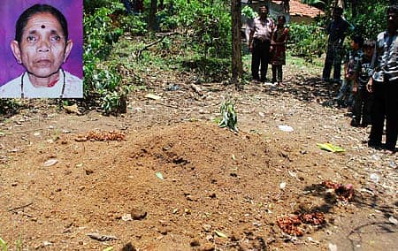 ಬೇಲೂರು ತಾಲ್ಲೂಕು ದಬ್ಬೆ ಗ್ರಾಮದಲ್ಲಿ ಶವ ಹೂಳಲು ಸ್ಮಶಾನ ಇಲ್ಲದ ಕಾರಣ ನಿಂಗಮ್ಮ ಎಂಬುವವರ ಶವವನ್ನು ಮನೆಯ ಹಿತ್ತಲಿನಲ್ಲಿಯೇ ಹೂತಿರುವುದು. ಮೃತ ನಿಂಗಮ್ಮ (ಒಳ ಚಿತ್ರ)