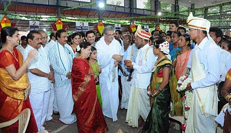 ಧರ್ಮಸ್ಥಳದಲ್ಲಿ ಶುಕ್ರವಾರ ಸಂಜೆ ಸಾಮೂಹಿಕ ವಿವಾಹ ಸಮಾರಂಭದಲ್ಲಿ  ಧರ್ಮಾಧಿಕಾರಿ ಡಿ. ವೀರೇಂದ್ರ ಹೆಗ್ಗಡೆ ಅವರು ಮಂಗಳಸೂತ್ರ ವಿತರಿಸಿದರು