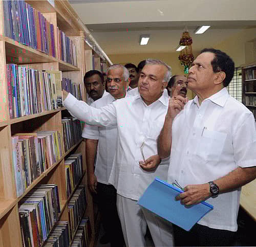 ಜಯನಗರದ 5ನೇ ಹಂತದಲ್ಲಿ ಶುಕ್ರವಾರ ಉದ್ಘಾಟನೆಯಾದ ಗ್ರಂಥಾಲಯದಲ್ಲಿ ಸಚಿವರಾದ ಕಿಮ್ಮನೆ ರತ್ನಾಕರ್, ರಾಮಲಿಂಗಾರೆಡ್ಡಿ, ಶಾಸಕ ವಿಜಯಕುಮಾರ್ ಪುಸ್ತಕ ಗಳನ್ನು ವೀಕ್ಷಿಸಿದರು. ಮೇಯರ್ ಬಿ.ಎಸ್.ಸತ್ಯನಾರಾಯಣ ಚಿತ್ರದಲ್ಲಿದ್ದಾರೆ