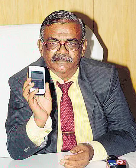 ಬೆದರಿಕೆ ಎಸ್ಎಂಎಸ್ ತೋರಿಸುತ್ತಿರುವ ಕುಲಪತಿ ಡಾ.ಎಚ್.ಬಿ. ವಾಲೀಕಾರ