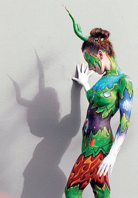 ಆಸ್ಟ್ರಿಯಾದಲ್ಲಿ ನಡೆದ ಜಾಗತಿಕ ಮಟ್ಟದ ವಾರ್ಷಿಕ `ಬಾಡಿ ಪೇಂಟಿಂಗ್' ಉತ್ಸವದಲ್ಲಿ ರೂಪದರ್ಶಿಯೊಬ್ಬಳು ಕಂಡಿದ್ದು ಹೀಗೆ -ರಾಯಿಟರ್ಸ್‌ ಚಿತ್ರ