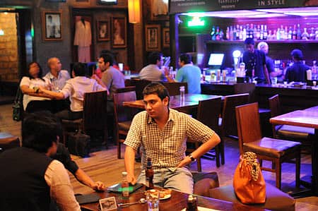 ಹೋಟೆಲ್, ಬಾರ್ ಹಾಗೂ ರೆಸ್ಟೋರೆಂಟ್ಗಳ ವಾರಾಂತ್ಯದ ವಹಿವಾಟಿನ ಅವಧಿ ವಿಸ್ತರಣೆಯ ಆದೇಶ ಶುಕ್ರವಾರದಿಂದ ಜಾರಿಯಾಗಿದ್ದು, ನಗರದ ಬಾರ್ ಮತ್ತು ರೆಸ್ಟೋರೆಂಟ್ವೊಂದರಲ್ಲಿ ಗ್ರಾಹಕರು ರಾತ್ರಿ ಒಂದು ಗಂಟೆವರೆಗೂ ಮದ್ಯಪಾನ ಮಾಡುತ್ತಾ ಕುಳಿತಿದ್ದರು