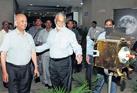 ಬೆಂಗಳೂರಿನ ಜವಾಹರಲಾಲ್ ನೆಹರೂ ತಾರಾಲಯದಲ್ಲಿ ಸೋಮವಾರ ಉಪಗ್ರಹದ ಮಾದರಿ ವೀಕ್ಷಿಸಿ, ಆನಂದಿಸಿದ ವಿಜ್ಞಾನಿ ಡಾ.ಯು.ಆರ್. ರಾವ್ ಹಾಗೂ ಇಸ್ರೊ ಅಧ್ಯಕ್ಷ ಡಾ.ಕೆ.ರಾಧಾಕೃಷ್ಣನ್ -ಪ್ರಜಾವಾಣಿ ಚಿತ್ರ