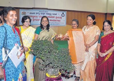 ಮಹಿಳಾ ಮತ್ತು ಮಕ್ಕಳ ಅಭಿವೃದ್ಧಿ ಇಲಾಖೆಯು ಅಂತರರಾಷ್ಟ್ರೀಯ ಮಹಿಳಾ ದಿನಾಚರಣೆ ಅಂಗವಾಗಿ ಶನಿವಾರ ಏರ್ಪಡಿಸಿದ್ದ ‘ಮಹಿಳಾ ಪ್ರಗತಿ ಪರ ಚಿಂತನಾ ಕಾರ್ಯಾಗಾರ’ವನ್ನು ತುಳಸಿ ಗಿಡಕ್ಕೆ ನೀರು ಹಾಕುವ ಮೂಲಕ ಕಾರ್ಪೋರೇಷನ್ ಬ್ಯಾಂಕ್ನ ಮುಖ್ಯ ವ್ಯವಸ್ಥಾಪಕಿ ಜ್ಯೋತಿ ಉದಯ್ ಉದ್ಘಾಟಿಸಿದರು. ಪ್ರಾಧ್ಯಾಪಕಿ ಡಾ.ವಸು ಮಳಲಿ, ಬೆಂಗಳೂರು ವಿಶ್ವವಿದ್ಯಾಲಯದ ಮಹಿಳಾ ಅಧ್ಯಯನ ಕೇಂದ್ರದ ಪ್ರಾಧ್ಯಾಪಕಿ ಡಾ.ಸುದೇಷನಾ ಮುಖರ್ಜಿ, ಮಹಿಳಾ ಮತ್ತು ಮಕ್ಕಳ ಅಭಿವೃದ್ಧಿ ಇಲಾಖೆಯ ಪ್ರಧಾನ ಕಾರ್ಯದರ್ಶಿ ಡಾ.ಅಮಿತಾ ಪ್ರಸಾದ್ ಮತ್ತು ಇತರರು ಚಿತ್ರದಲ್ಲಿದ್ದಾರೆ –ಪ್ರಜಾವಾಣಿ ಚಿತ್ರ