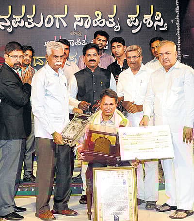 ಬೆಂಗಳೂರಿನಲ್ಲಿ ಮಂಗಳವಾರ ನಡೆದ ಸಮಾರಂಭದಲ್ಲಿ ಬರಗೂರು ರಾಮಚಂದ್ರಪ್ಪ ಅವರಿಗೆ ಸಾರಿಗೆ ಸಚಿವ ರಾಮಲಿಂಗಾ ರೆಡ್ಡಿ ‘ನೃಪತುಂಗ ಪ್ರಶಸ್ತಿ’ ಪ್ರದಾನ ಮಾಡಿದರು. ಬಿಎಂಟಿಸಿ ವ್ಯವಸ್ಥಾಪಕ ನಿರ್ದೇಶಕ ಅಂಜುಮ್‌ ಪರ್ವೇಜ್‌, ಪುಂಡಲೀಕ ಹಾಲಂಬಿ, ಕಸಾಪ ಕಾರ್ಯದರ್ಶಿ ಸಿ.ಕೆ.ರಾಮೇಗೌಡ, ಬಸವರಾಜ ಕಲ್ಗುಡಿ, ಅರಳು ಪ್ರಶಸ್ತಿ ಪುರಸ್ಕೃತರಾದ (ಹಿಂಭಾಗದ ಸಾಲಿನಲ್ಲಿ) ಫಕೀರ, ವಿರೂಪಾಕ್ಷ ಮಾರಮ್ಮನಹಳ್ಳಿ, ರಾಜು ಭಂಡಾರಿ, ಬಿ.ಎಸ್‌.ಯುಧಿಷ್ಠಿರ ಹಾಗೂ ವಿಠಲ ದಳವಾಯಿ ಚಿತ್ರದಲ್ಲಿದ್ದಾರೆ