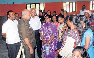 ಕರ್ನಾಟಕ ರಾಜ್ಯ ಎಚ್.ಐ.ವಿ. ಸೋಂಕಿತರ ಕ್ಷೇಮಾಭಿವೃದ್ಧಿ ಸಂಘದ ವತಿಯಿಂದ ನಗರದಲ್ಲಿ ಭಾನುವಾರ ಏರ್ಪಡಿಸಿದ್ದ 5ನೇ ಸದ್ಭಾವನಾ ಸಮ್ಮಿಲನ ಕಾರ್ಯಕ್ರಮದಲ್ಲಿ ವಿಕ್ಟೋರಿಯಾ ಆಸ್ಪತ್ರೆಯ ಹಿರಿಯ ವೈದ್ಯಾಧಿಕಾರಿ ಡಾ.ಎಂ.ತಿಮ್ಮಪ್ಪರೆಡ್ಡಿ ಅವರು ಸಾರ್ವಜನಿಕರೊಂದಿಗೆ ಸಮಾಲೋಚನೆ ನಡೆಸಿದರು