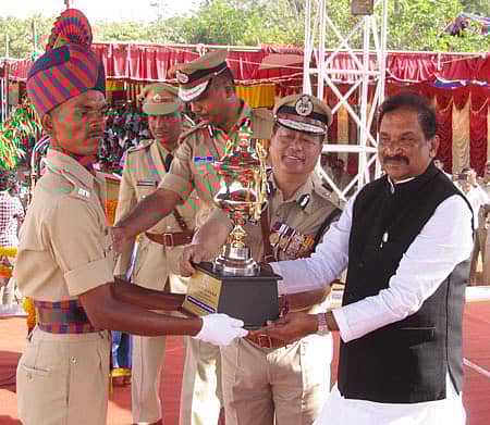 ತರಬೇತಿ ಅವಧಿಯಲ್ಲಿ ಎಲ್ಲ ವಿಭಾಗಗಳಲ್ಲಿ ಅತ್ಯುತ್ತಮ ಸಾಧನೆಗೈದ ಸದಾಶಿವ ಬಗಲಿ ಅವರಿಗೆ ಗೃಹಸಚಿವ ಕೆ.ಜೆ.ಜಾರ್ಜ್, ಸರ್ವೋತ್ತಮ ಪ್ರಶಿಕ್ಷಣಾರ್ಥಿ ಪ್ರಶಸ್ತಿ ನೀಡಿ ಗೌರವಿಸಿದರು. ರಾಜ್ಯ ಪೊಲೀಸ್ ಮಹಾನಿರ್ದೇಶಕ ಲಾಲ್ ರುಕುಂ ಪಚಾವೋ ಇತರರು ಇದ್ದಾರೆ